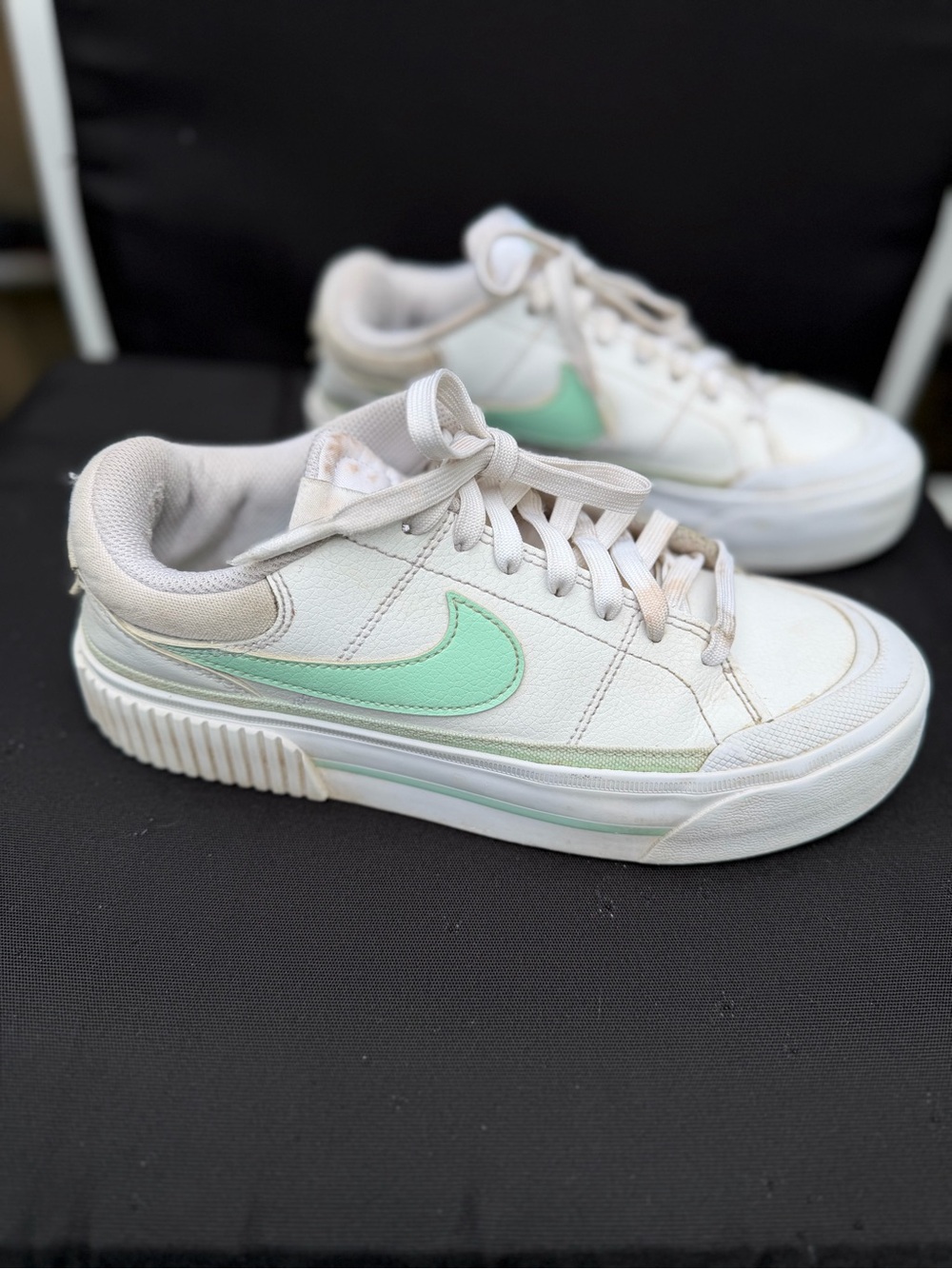 Nike woman’s White Sneakers with Mint Swoosh - Picture 2 of 8